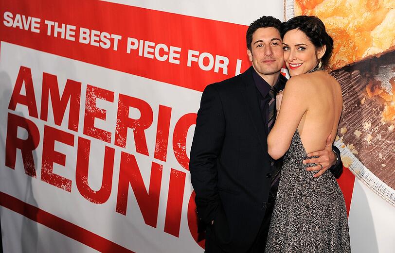 Der vierte Teil des us-amerikanischen Teenie-Klassikers "American Pie" hat in Los Angeles Premiere gefeiert - und Jason Biggs, Tara Reid, Chris Klein, Mena Suvari und Sean William Scott sind alle wieder mit dabei. Der vierte Teil in Original-Besetzung wird im April 2012 auch in Deutschland unter dem Titel "American Reunion - Das Klassentreffen" auf der Leinwand erscheinen. Sehen Sie hier die besten Bilder vom roten Teppich des legendären Chinese Theatres in Hollywood.
