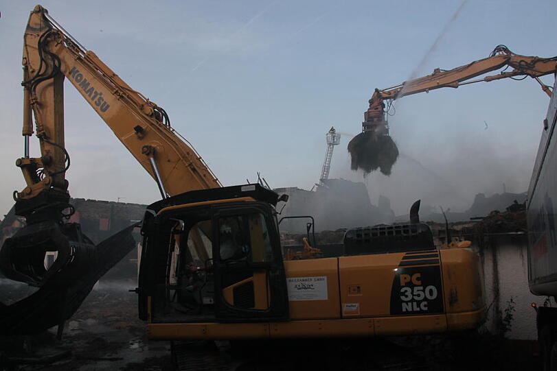 Aufräumarbeiten nach dem Mega-Brand in Heldenstein: Die Feuerwehr kann noch nicht aufatmen und kümmert sich um die Brandruine. Bei dem Feuer ist ein Schaden von etwa einer Million Euro entstanden.