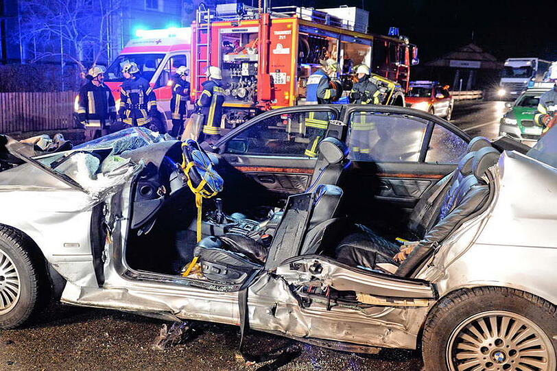 74-Jähriger Mann aus Neuss kollidiert mit einem Sattelzug bei Traunreut. Er stirbt im Krankehnaus. Hier die Bilder der Bergungsaktion.