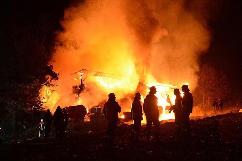 In Engkofen bei Vilsbiburg ist eine Lagerhalle in Brand geraten. Die Bilder...