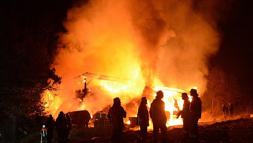 In Engkofen bei Vilsbiburg ist eine Lagerhalle in Brand geraten. Die Bilder... In Engkofen bei Vilsbiburg ist eine Lagerhalle in Brand geraten. Die Bilder...