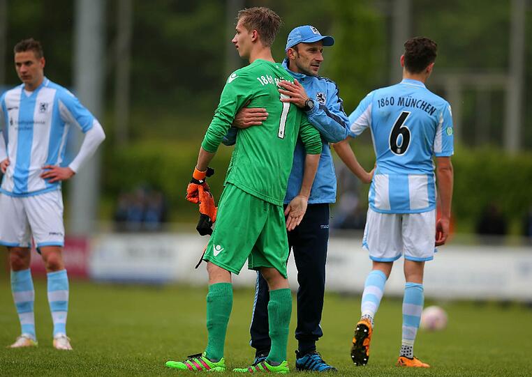 Schieden im Halbfinale um die Deutsche Meisterschaft aus: 1860-Trainer Josef Steinberger mit Torwart Max Engels.