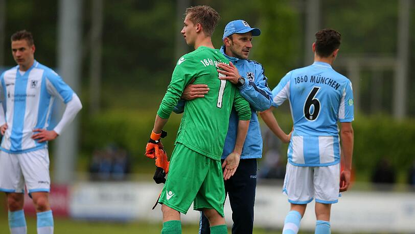 Schieden im Halbfinale um die Deutsche Meisterschaft aus: 1860-Trainer Josef Steinberger mit Torwart Max Engels. Schieden im Halbfinale um die Deutsche Meisterschaft aus: 1860-Trainer Josef Steinberger mit Torwart Max Engels.