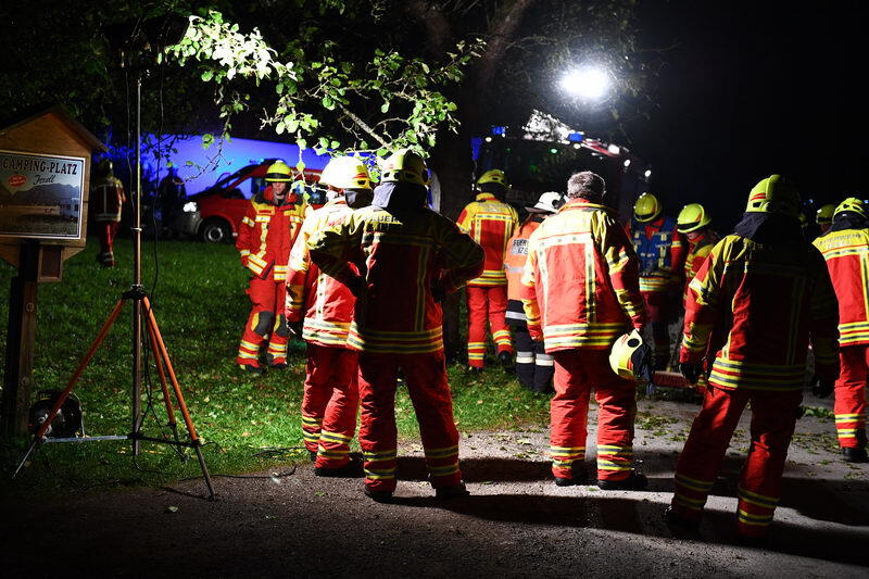 Der junge Autofahrer kam von der Straße ab und prallte gegen eine Baum.