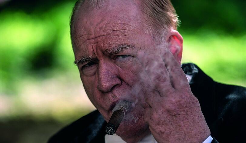 Wenn sich der Nebel des Zigarrenqualms lichtet, kommt ein Mann zum Vorschein, der verängstigt und depressiv sein darf: Winston Churchill (Brian Cox).