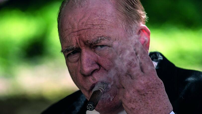 Wenn sich der Nebel des Zigarrenqualms lichtet, kommt ein Mann zum Vorschein, der verängstigt und depressiv sein darf: Winston Churchill (Brian Cox).