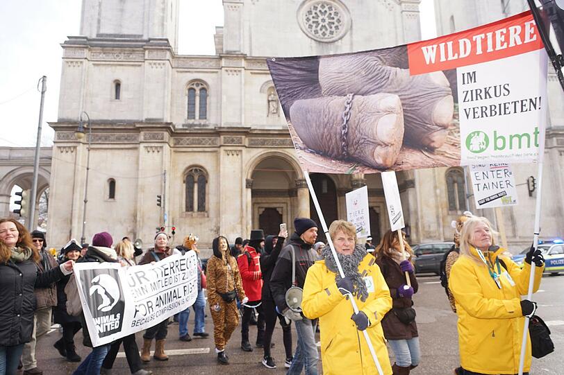 Hunderte Demonstranten setzten sich am Samstag für Zirkus ohne Tiere ein.