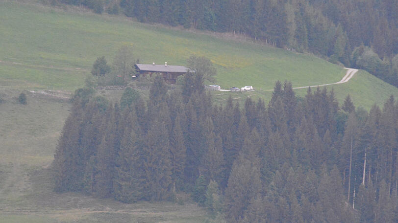 Hier passierte der Unfall: eine abschüssige Wiese im Gemeindegebiet von Aurach.