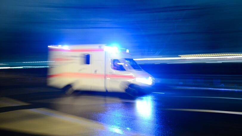 Der Mann wurde nach seinem Sturz ins Krankenhaus gebracht. (Symbolbild)