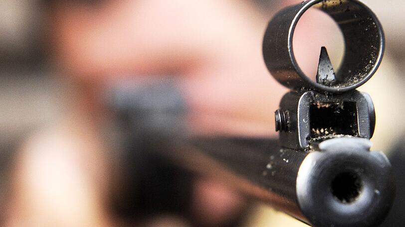 Ein Luftgewehr im Anschlag (Symbolbild).