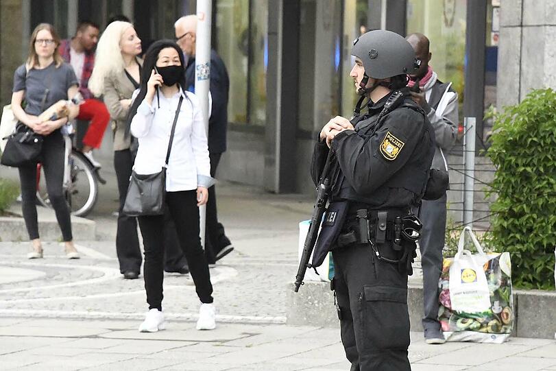 Die Polizei war am Freitagabend an der Rosenheimer Straße/Ecke Anzinger Straße mit einem Großaufgebot im Einsatz.