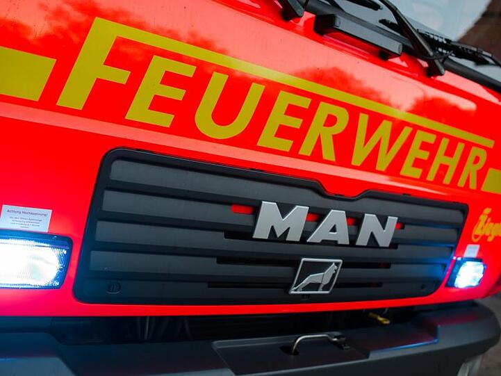 Ein Fahrzeug der Feuerwehr. Foto: Daniel Bockwoldt/dpa/Symbolbild