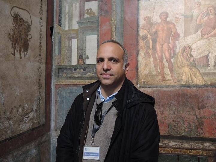 Der italienische Archäologe Francesco Muscolino in einem Raum im Archäologischen Park Pompeji.