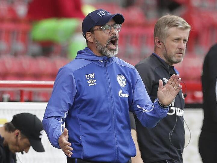 Konnte mit dem FC Schalke gegen Union Berlin nicht überzeugen: Trainer David Wagner gibt Anweisungen während des Spiels.