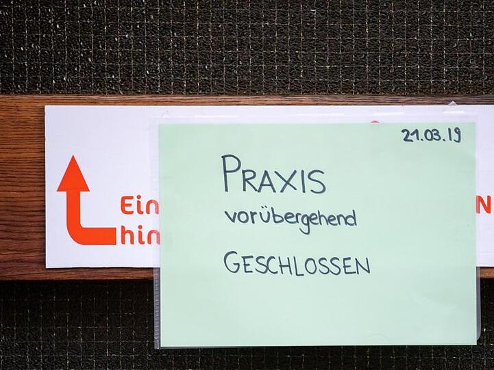 "Vorübergehend geschlossen" steht auf einem Zettel vor der Praxis des Logopäden.