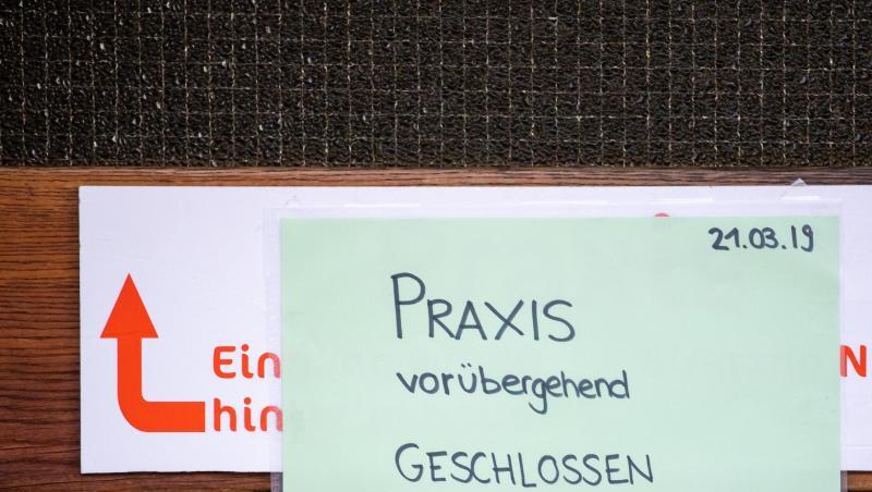 "Vorübergehend geschlossen" steht auf einem Zettel vor der Praxis des Logopäden. "Vorübergehend geschlossen" steht auf einem Zettel vor der Praxis des Logopäden.