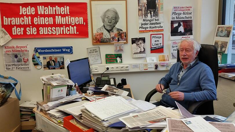 Claus Fussek in seinem Büro der Vereinigung Integrationsförderung in der Klenzestraße.