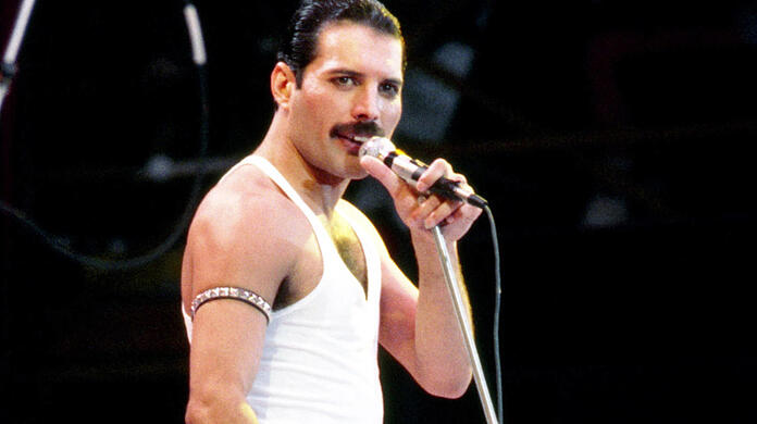 Freddie Mercury 1985 bei einem Auftritt in London.