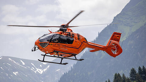 Symbolbild: Der Rettungshubschrauber Christoph 17 bei Oberstdorf in den Allgäuer Alpen in Bayern im Einsatz.