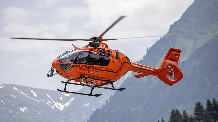 Symbolbild: Der Rettungshubschrauber Christoph 17 bei Oberstdorf in den Allgäuer Alpen in Bayern im Einsatz.