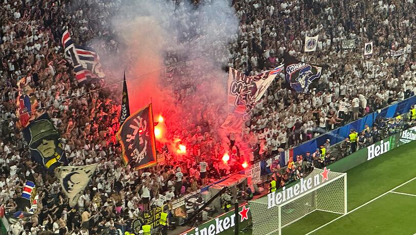 PSG-Fans brennen Pyrotechnik ab. PSG-Fans brennen Pyrotechnik ab.