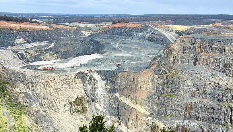 Der Blick  auf die riesige Greenbushes-Mine ist atemberaubend. Der Blick  auf die riesige Greenbushes-Mine ist atemberaubend.