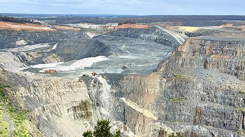 Der Blick  auf die riesige Greenbushes-Mine ist atemberaubend.