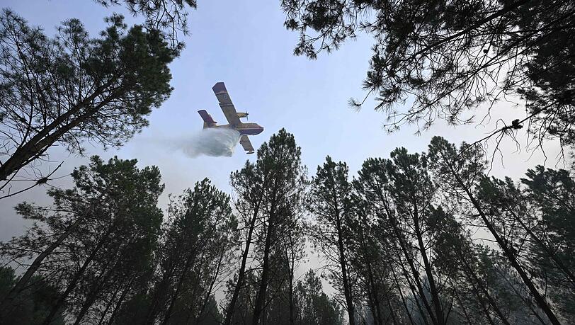 Der Brand bei Luglon hat inzwischen rund 1.600 Hektar Wald und Buschland erfasst. Etwa 650 Menschen wurden vorsorglich evakuiert.