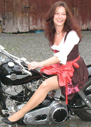 Biker-Braut: Stefanie Zorn auf einem heißen Hobel. Auf dem Foto zeigt sich die Schönheit allerdings noch etwas zugeknöpft. Wir finden: Das ist noch ausbaufähig! Aber es sind ja erst die Casting-Bilder.
