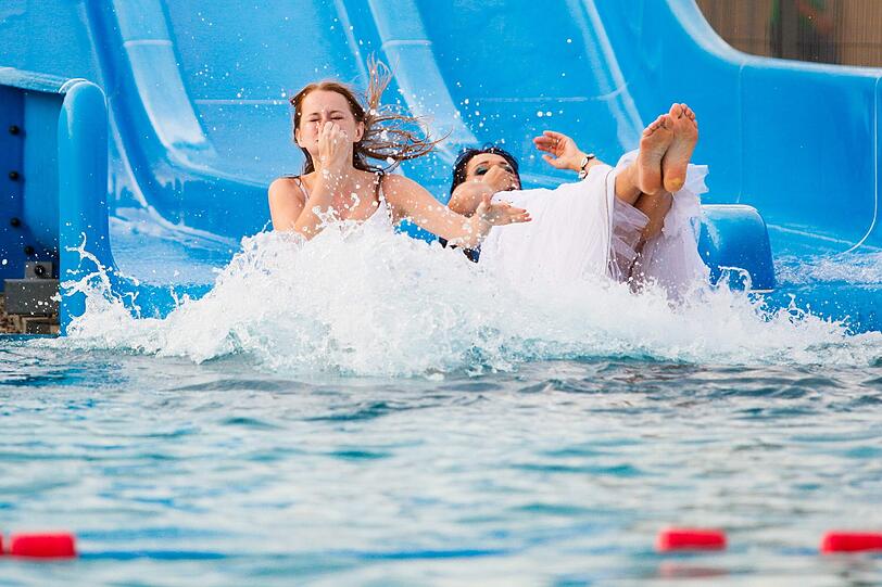 Im polnischen Poznan haben 150 Bräute für einen kranken Fünfjährigen eine spekatakuläre Sammel-Aktion gestartet- und sprangen für den Jungen ins Wasser. Mit dem Geld soll ein neuer Rollstuhl für den an an Epilepsie, Autismus sowie an mehreren Organdefekten leidenen Buben gekauft werden.
