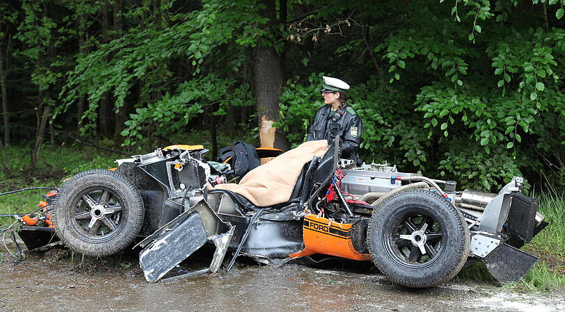 Zwischen Beyharting und Maxlrain ist ein britischer Oldtimer gegen einen Baum geprallt.