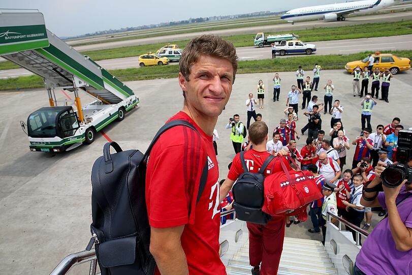 Ni hao, Guangzhou! Hier kommt der FC Bayern in Guangzhou an. Die Bilder von der Ankunft.