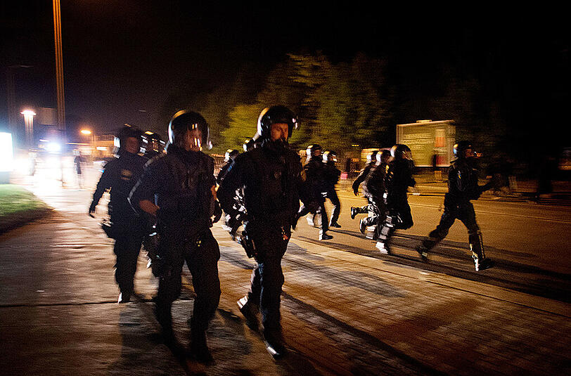 Auch am dritten Tag nach der Ankunft der Flüchtlinge ist es nachts zu Krawallen gekommen. Am Sonntag musste die Polizei kämpfe zwischen rechten und linken Demonstranten beenden. Die Bilder aus Heidenau.