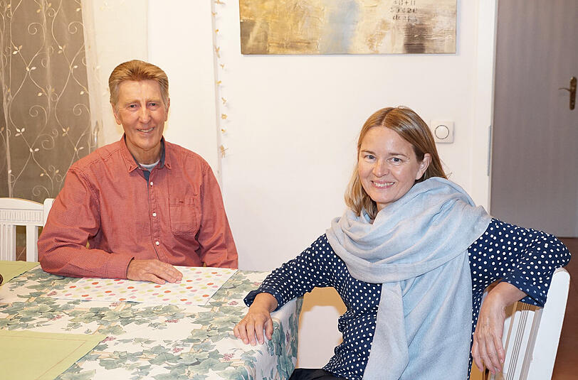 Das Ehepaar Gerke-Schwarz am Eingang zu seinem Haus: einen Teil davon vermietet es.