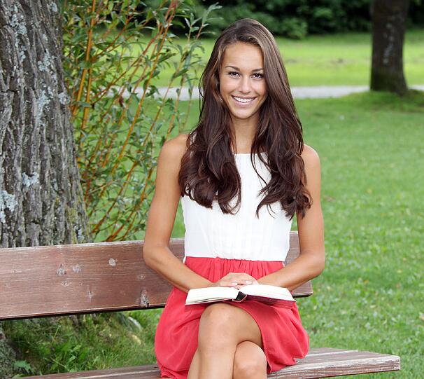 Die schöne Giulia Schmitt wollte ursprünglich Ballett-Tänzerin werden. Jetzt versucht sie ihr Glück mit einer Karriere als Model. Wird sie die Schönste Müncherin werden?