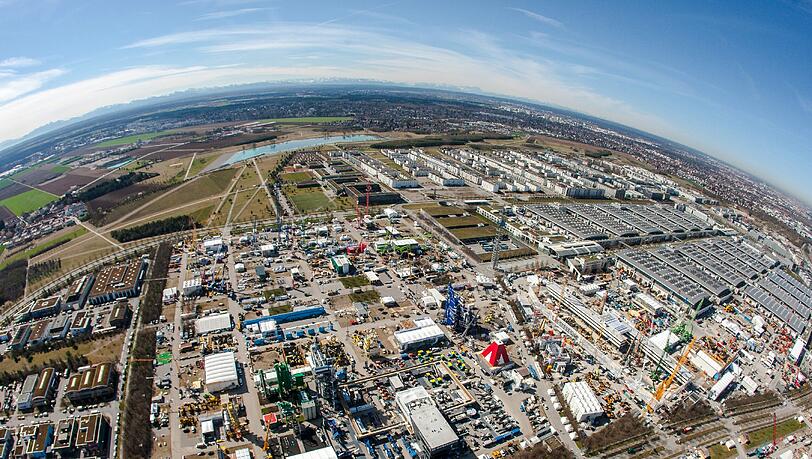 Die Dimensionen der Bauma sind riesig - sie ist die weltgrößte Messe für Baumaschinen. Die Dimensionen der Bauma sind riesig - sie ist die weltgrößte Messe für Baumaschinen.