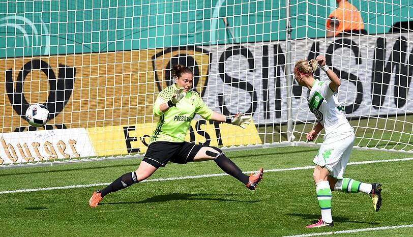 Sands Torfrau Kristina Kober ist gegen Wolfsburgs Alexandra Popp chancenlos. Der Treffer wurde aber wegen eines angeblichen Foulspiels nicht anerkannt.
