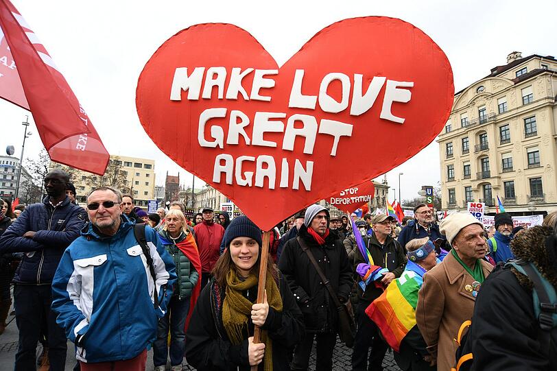 &bdquo;Macht Liebe wieder groß&ldquo;, eine Demonstrantin am Stachus.