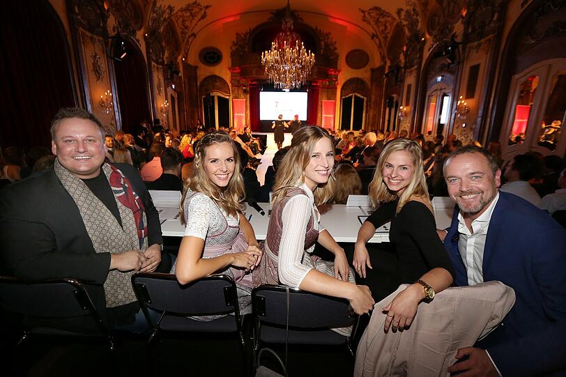 Die Schöne-Münchnerin-Jury von links nach rechts: Markus Mensch (Mplus), Veronika Stork-Jacklbauer und Constanze Schnitzler (CocoVero), Veronika Bernhard (Louisa Models) und AZ-Chefredakteur Michael Schilling.