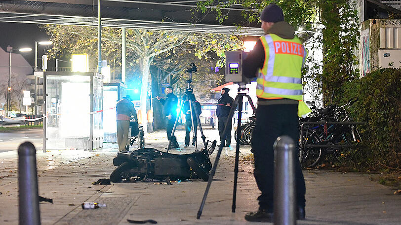 Polizeibeamte sichern am Wilhelmsruher Damm in Berlin Spuren. Dort war der Fahrer eines Mietwagens auf eine Menschengruppe zugerast. Der polizeiliche Staatsschutz hat die Ermittlungen übernommen.