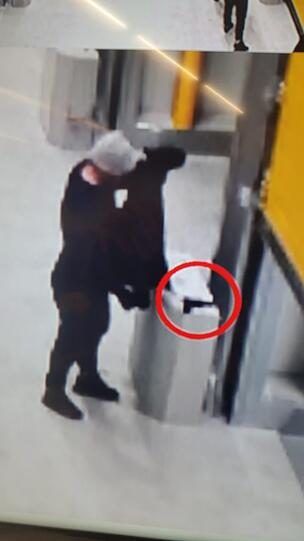 Die Täter sind beim Einbruch mit Pistolen bewaffnet.