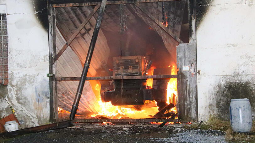 Die Ursache für den Brand ist noch unklar. Klicken Sie sich durch die Bilder des Feuerwehreinsatzes in Mettenheim.