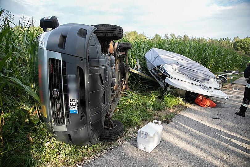 Bei einem schweren Verkehrsunfall auf der B20 Höhe Stockham wurden fünf Personen verletzt.