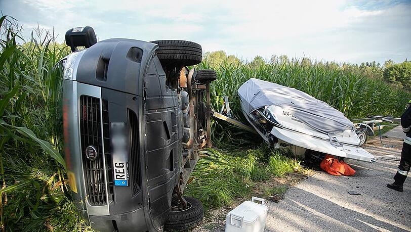 Bei einem schweren Verkehrsunfall auf der B20 Höhe Stockham wurden fünf Personen verletzt. Bei einem schweren Verkehrsunfall auf der B20 Höhe Stockham wurden fünf Personen verletzt.