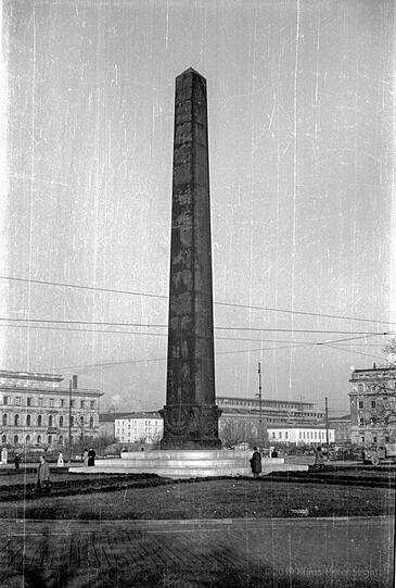 Einsam: der Obelisk am Karolinenplatz.