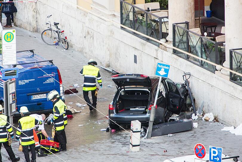 Heftiger Unfall vorm Nationaltheater! Nach bisherigen Erkenntnissen seien vier Menschen schwer verletzt worden, so die Polizei.