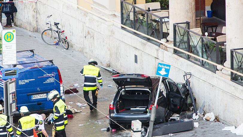 Heftiger Unfall vorm Nationaltheater! Nach bisherigen Erkenntnissen seien vier Menschen schwer verletzt worden, so die Polizei.