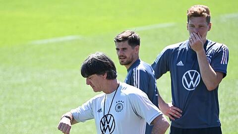 Bundestrainer Joachim Löw (l) hat nicht viel Zeit, um die richtigen Weichen für das zweite Gruppenspiel gegen Portugal zu stellen.