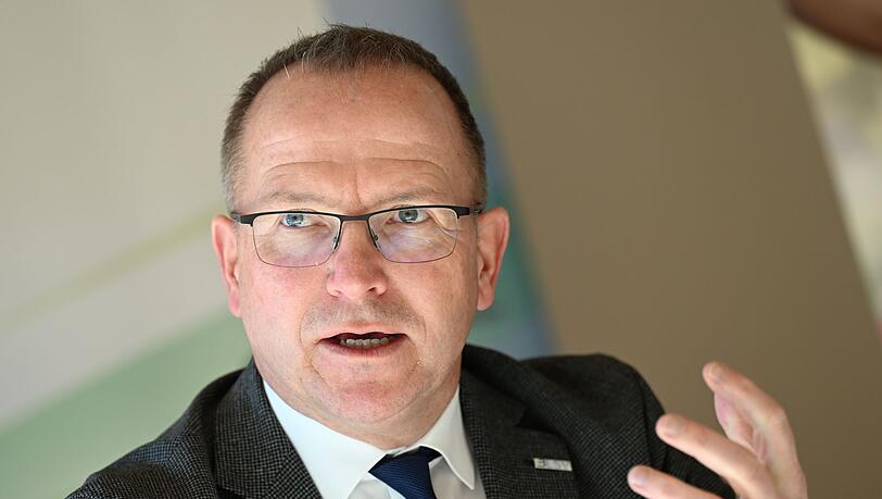 Der Präsidenten des BLSV, Jörg Ammon, spricht bei einer Medienrunde.