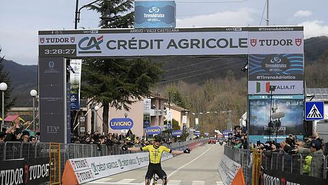 Jonas Vingegaard gewann die fünfte Etappe der Fernfahrt Tirreno-Adriatico als Solist.